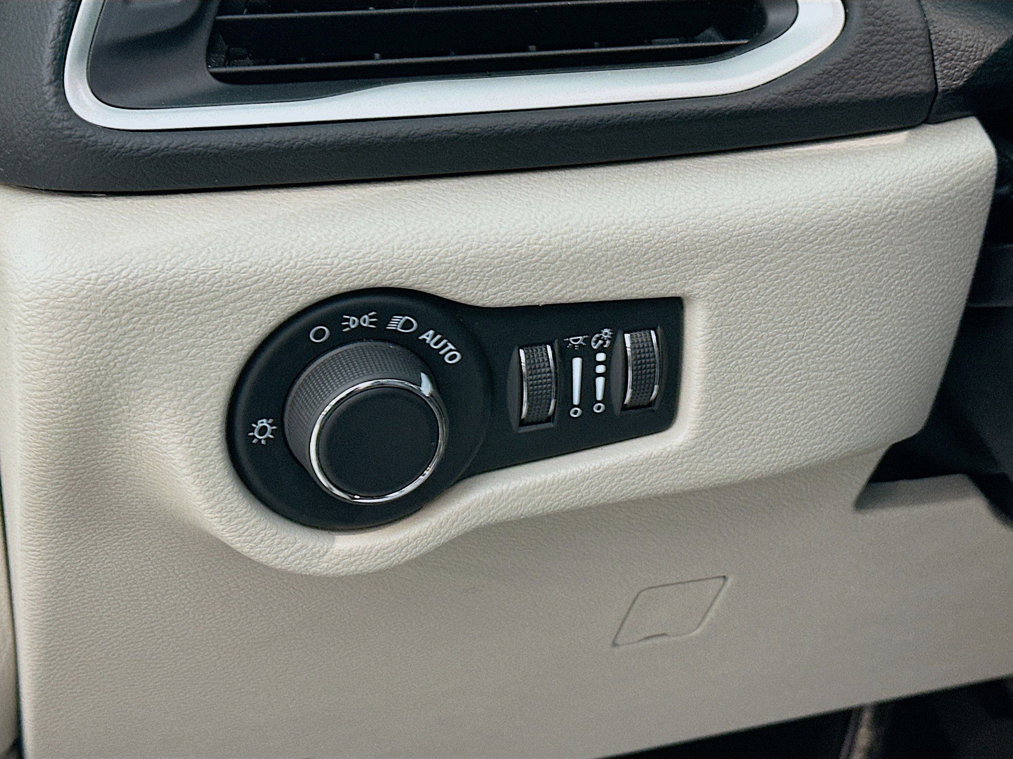 Used 2023 Chrysler Voyager LX image 10