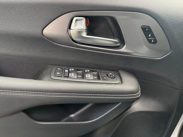 New 2026 Chrysler Pacifica Select image 8