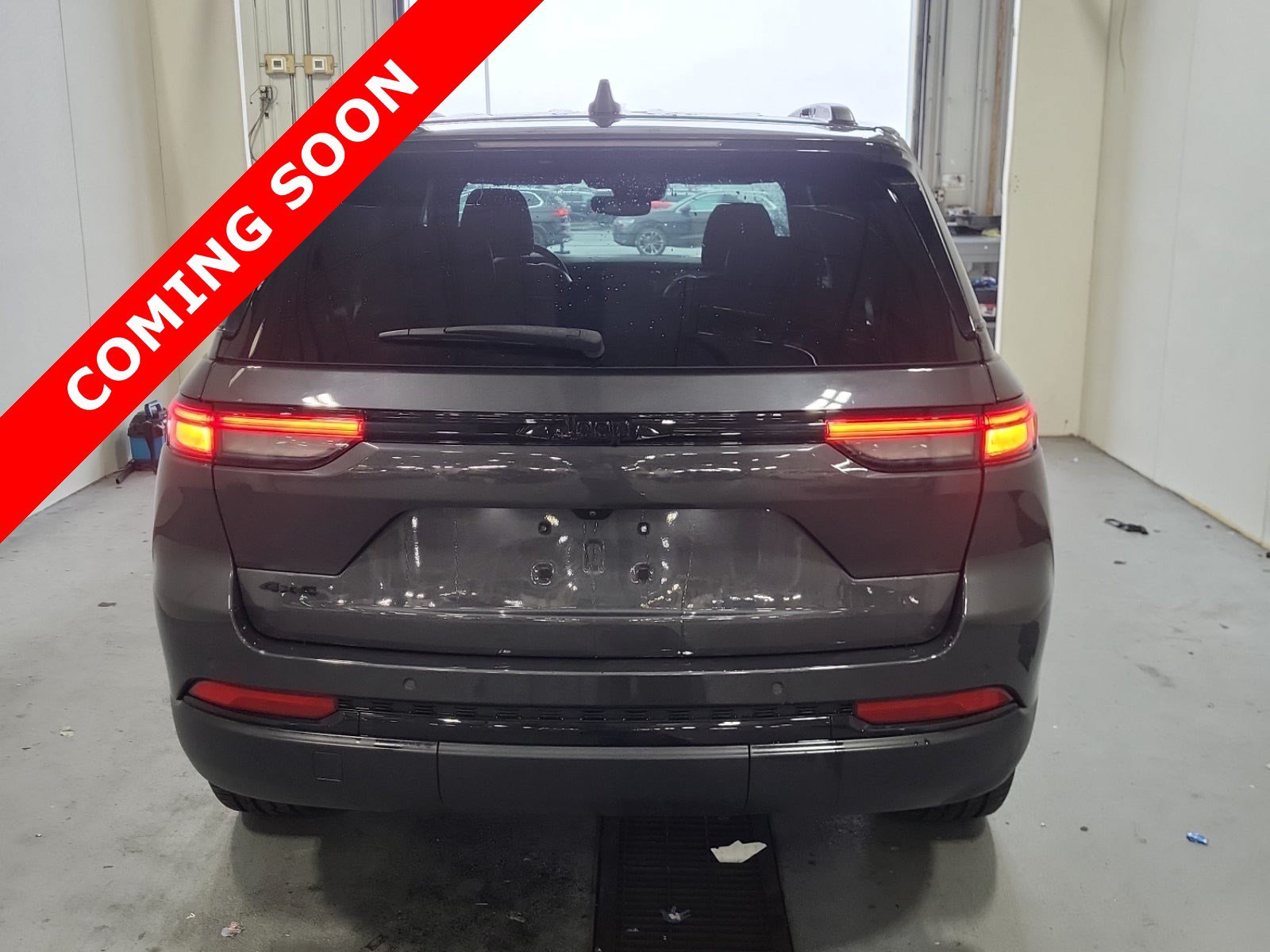 Used 2022 Jeep Grand Cherokee Altitude AWD/4WD image 4