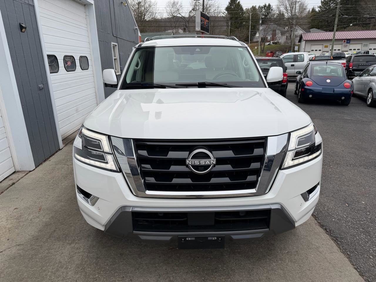 Used 2022 Nissan Armada SL w/ Captain's Chairs Package image 2