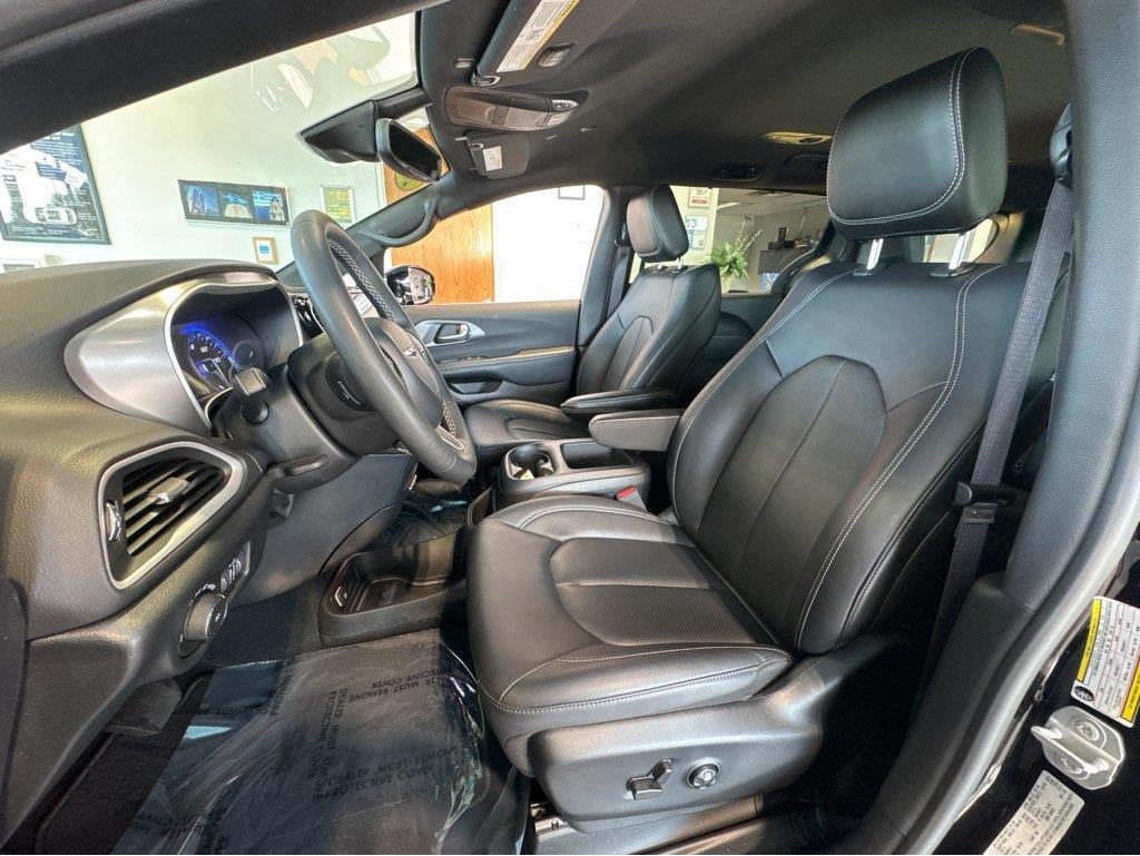 Used 2025 Chrysler Pacifica Select FWD image 5