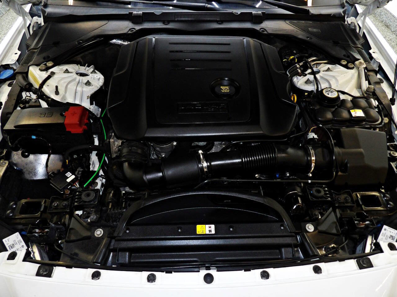 Used 2019 Jaguar XE Premium image 20