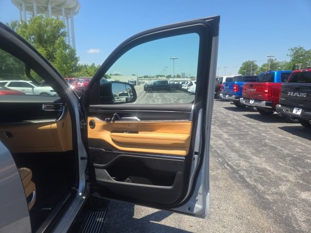 Used 2025 Jeep Grand Wagoneer L Series III w/ Rear Seat Video Group 1 AWD/4WD image 21