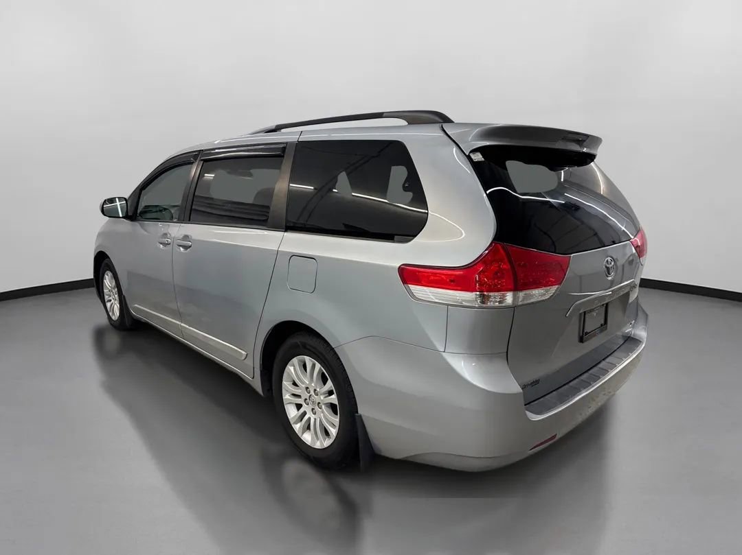 Used 2014 Toyota Sienna XLE image 7
