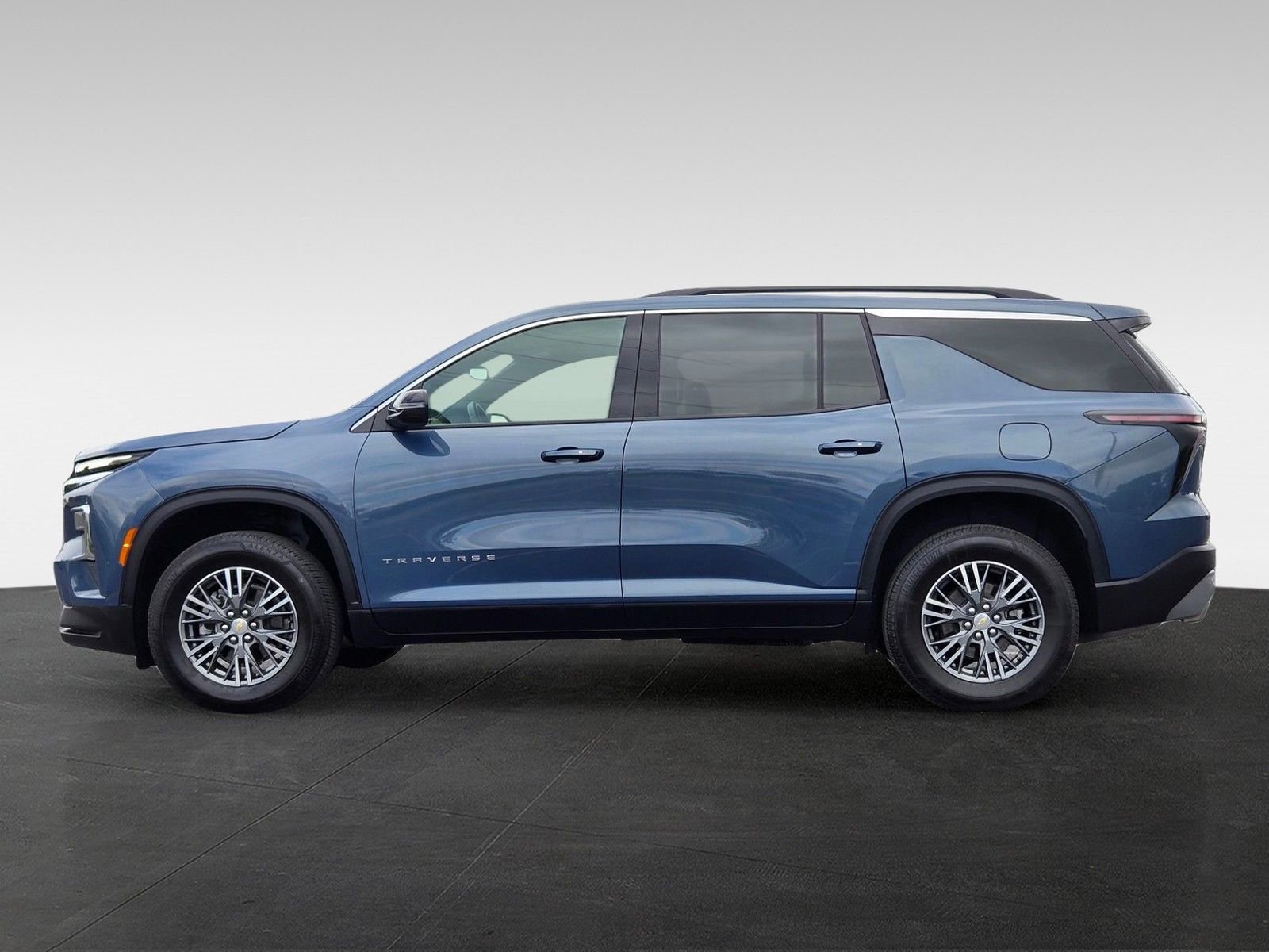 Used 2025 Chevrolet Traverse LT FWD image 7