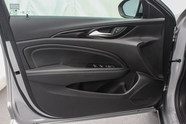Used 2018 Buick Regal Essence FWD image 17