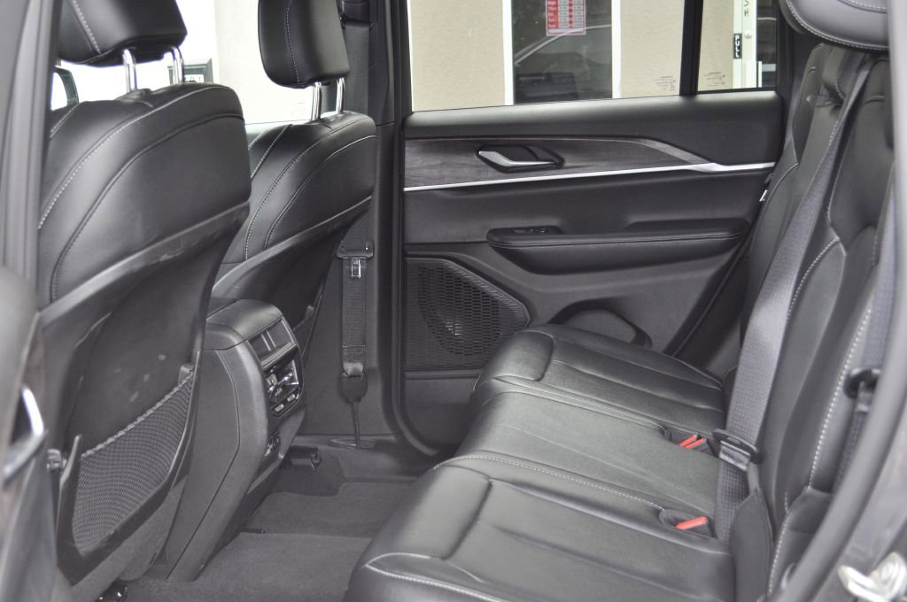 Used 2024 Jeep Grand Cherokee Limited image 16