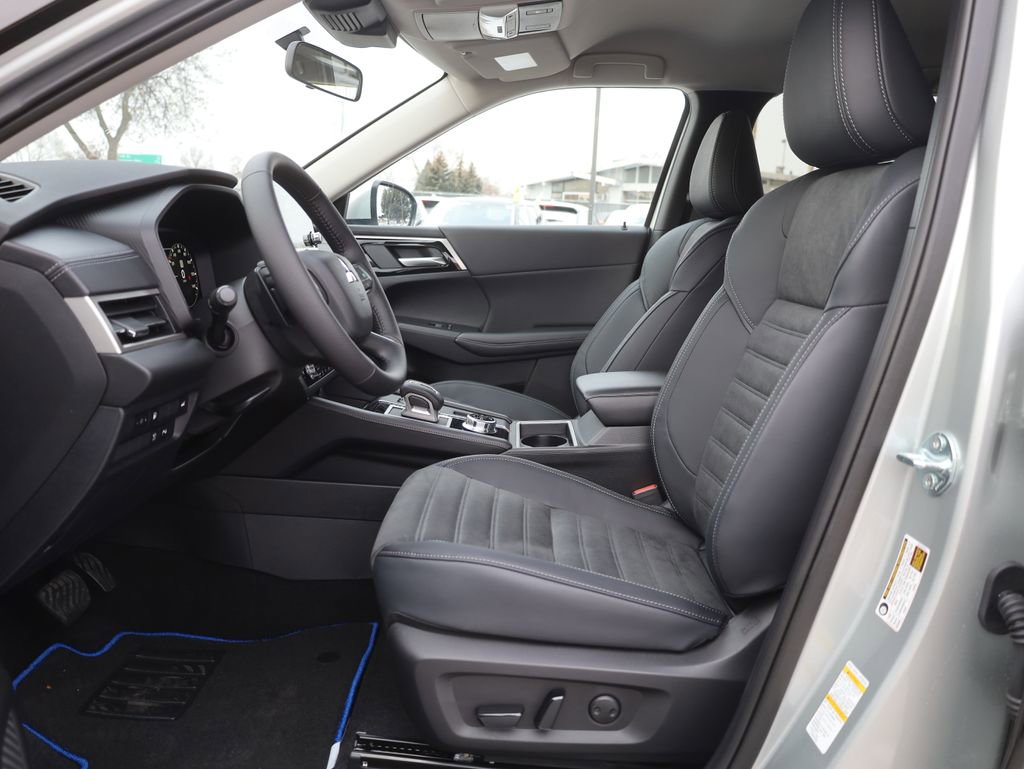 New 2025 Mitsubishi Outlander SE image 28