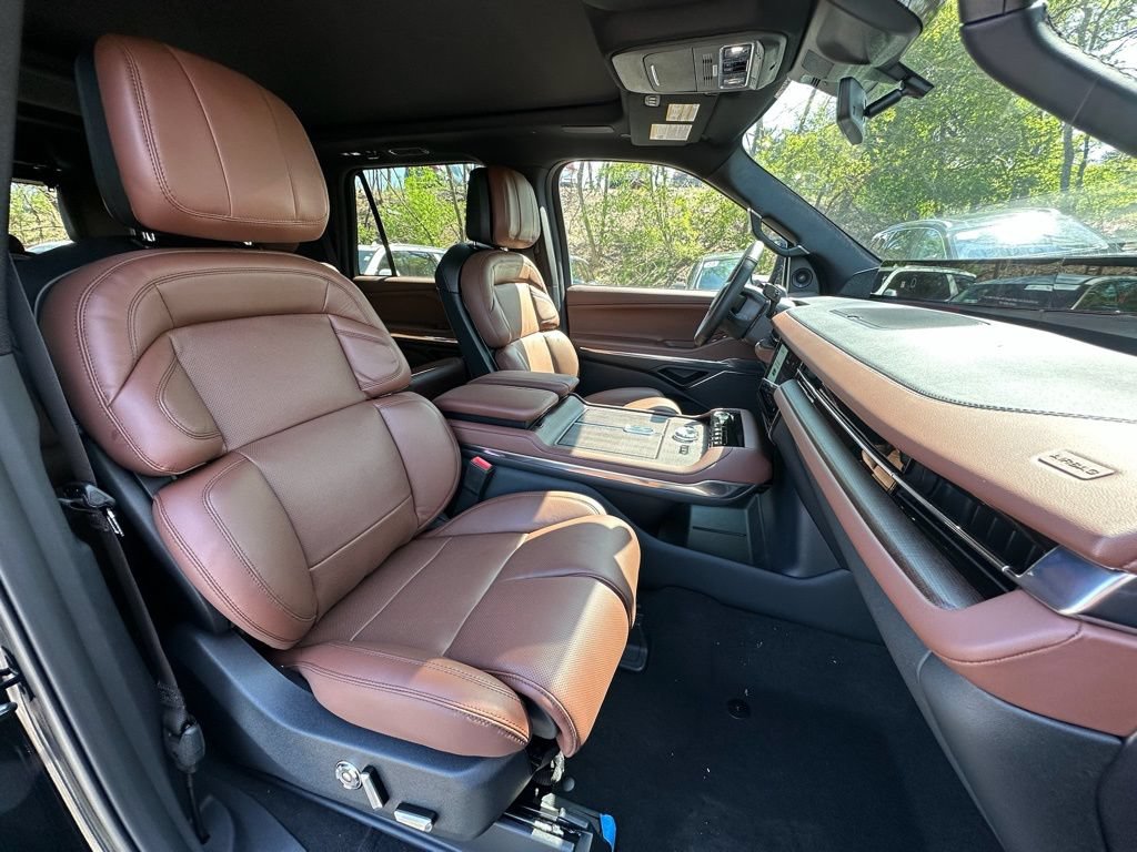 New 2026 Lincoln Navigator Reserve AWD/4WD image 22