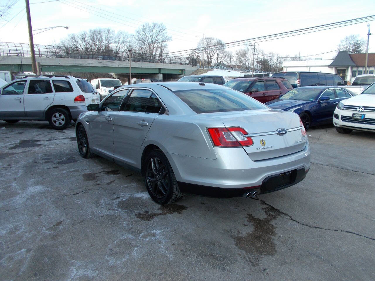 Used 2010 Ford Taurus Limited image 5