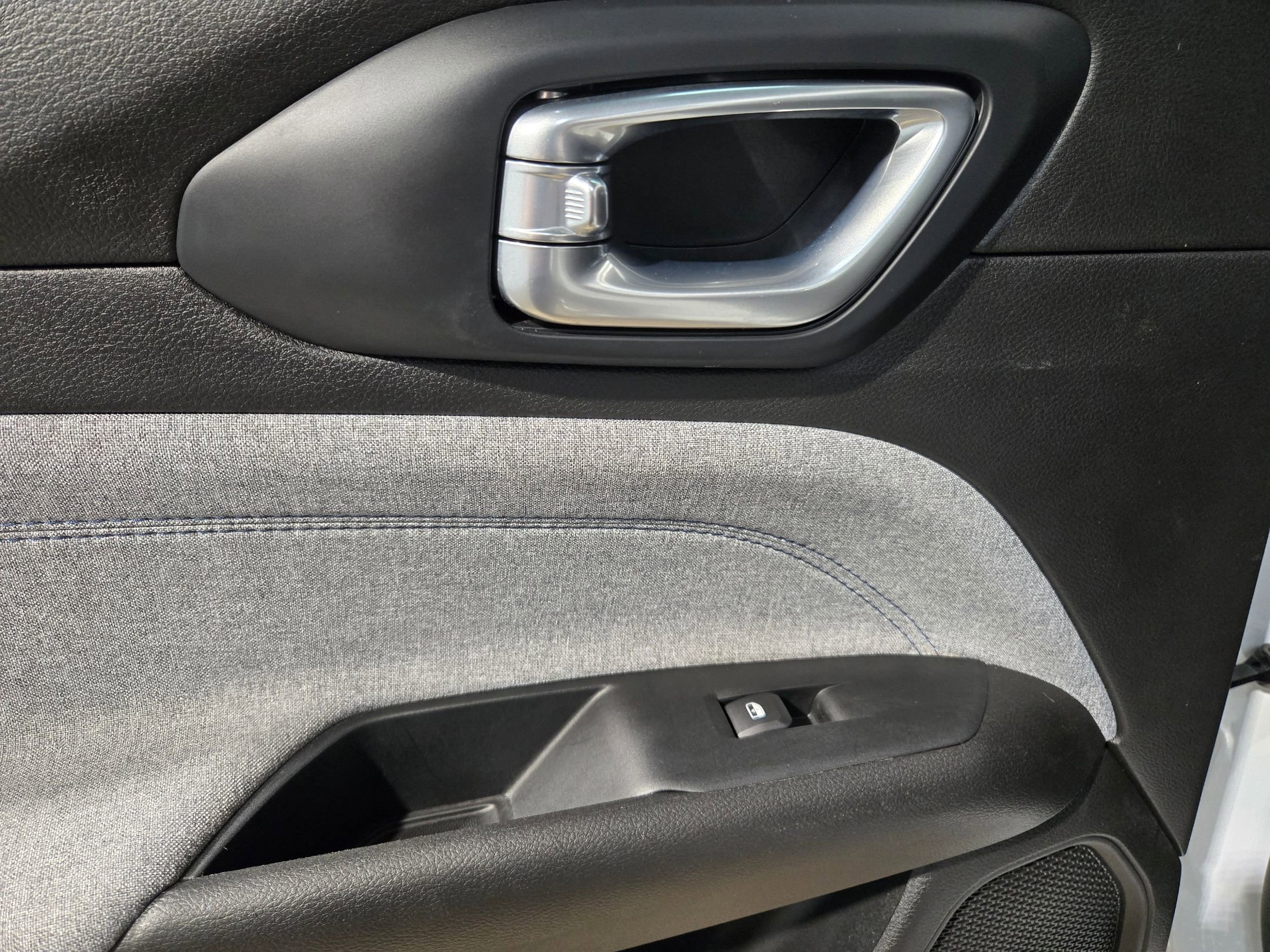 Used 2025 Jeep Compass Sport image 34