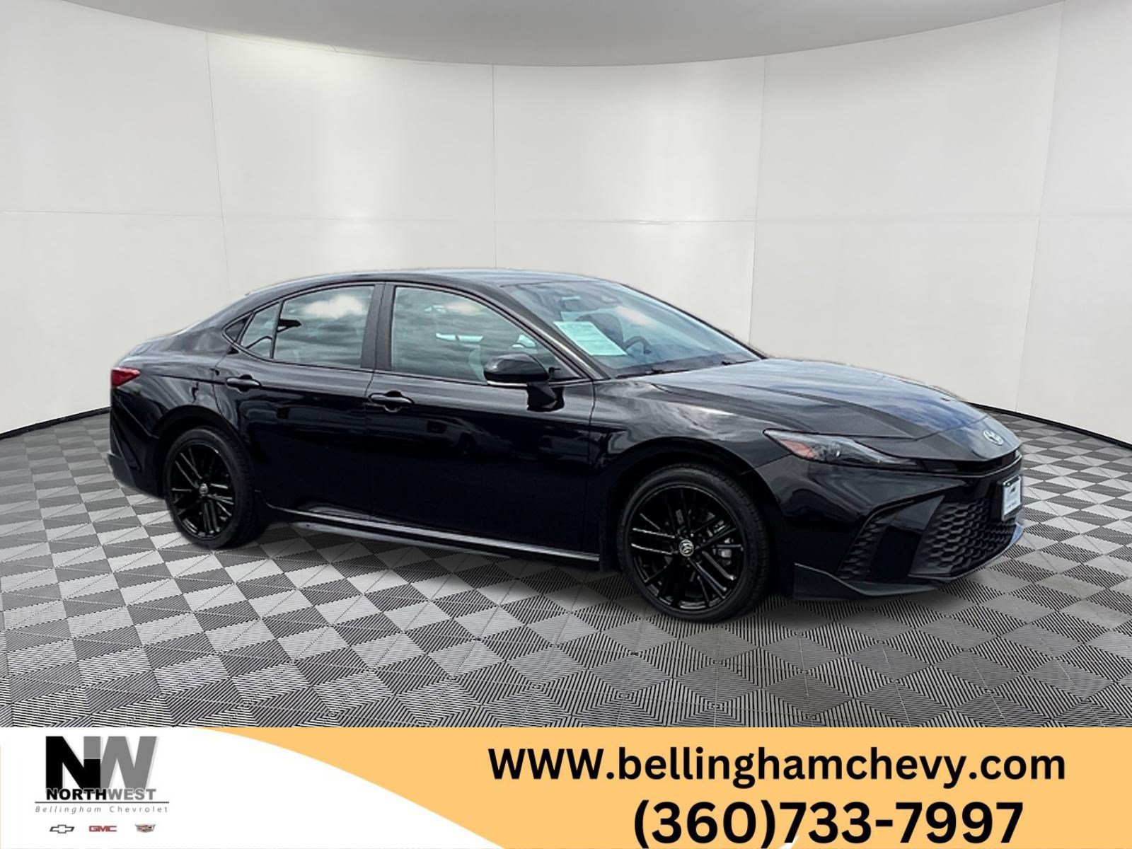 Used 2025 Toyota Camry SE FWD image 1