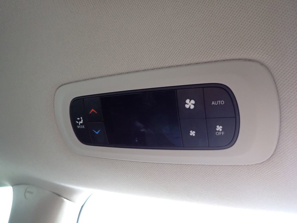 Used 2023 Chrysler Pacifica Touring-L FWD image 42