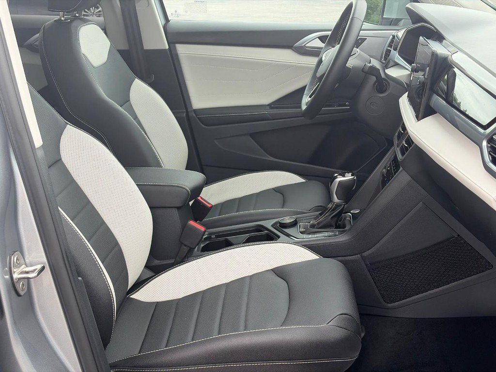 Certified 2025 Volkswagen Taos SEL AWD/4WD image 18