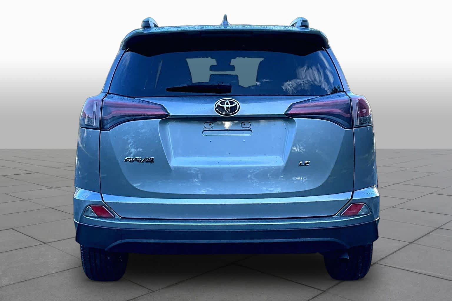 Used 2018 Toyota RAV4 LE FWD image 5