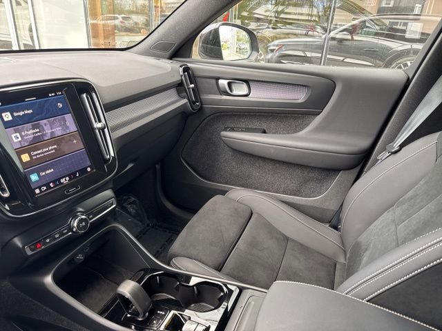 Certified 2025 Volvo XC40 B5 Plus AWD/4WD image 22