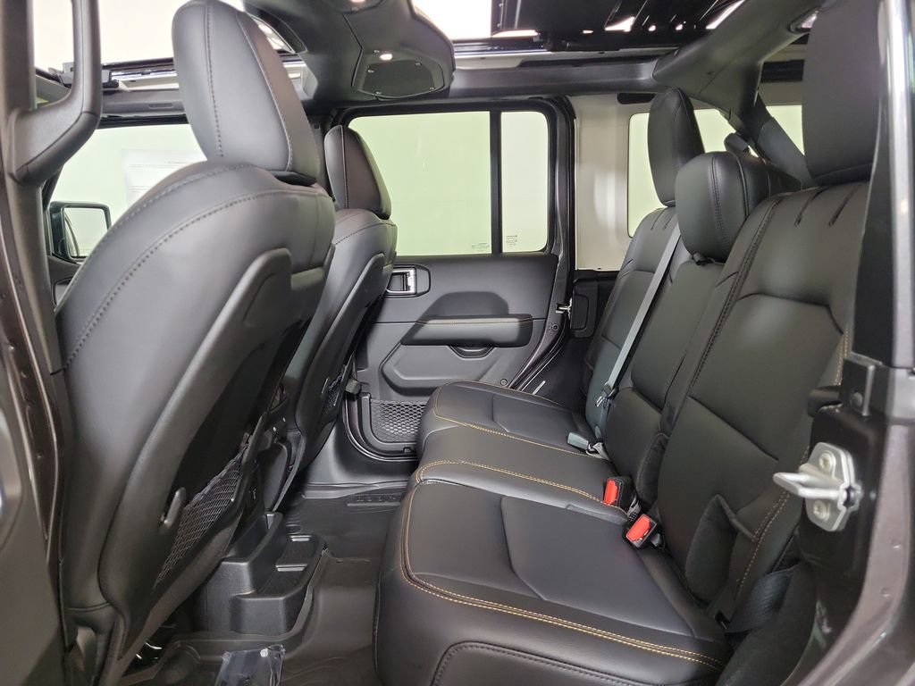 New 2026 Jeep Wrangler Unlimited Sahara w/ Technology Group AWD/4WD image 23