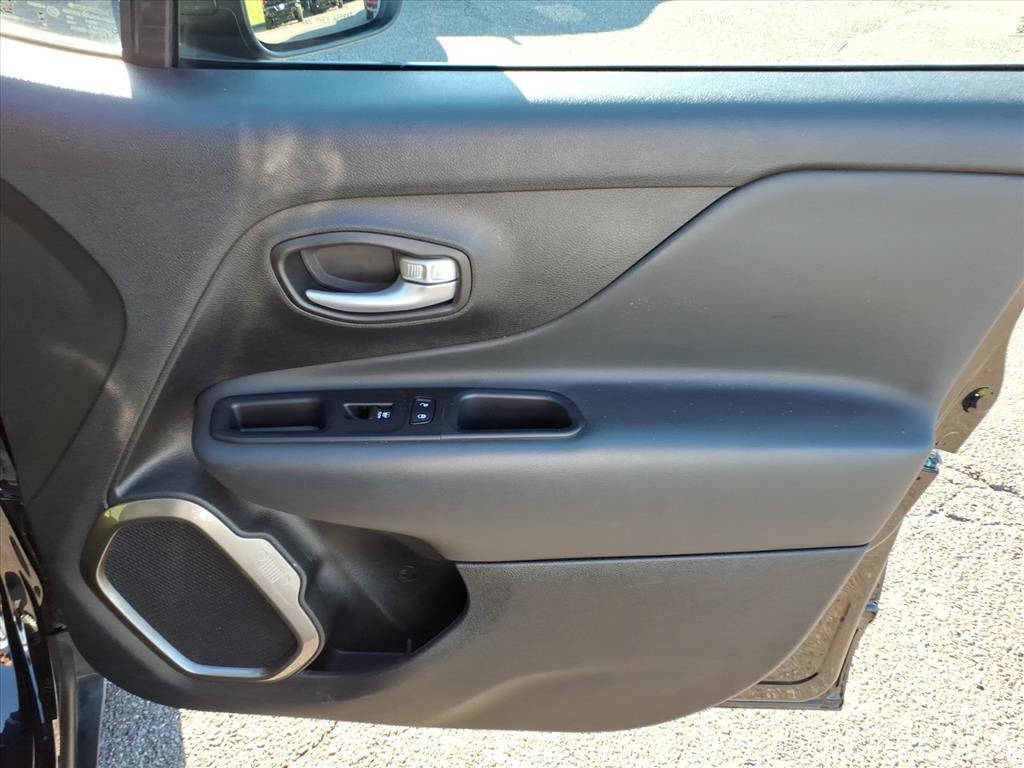 Used 2023 Jeep Renegade Latitude AWD/4WD image 14