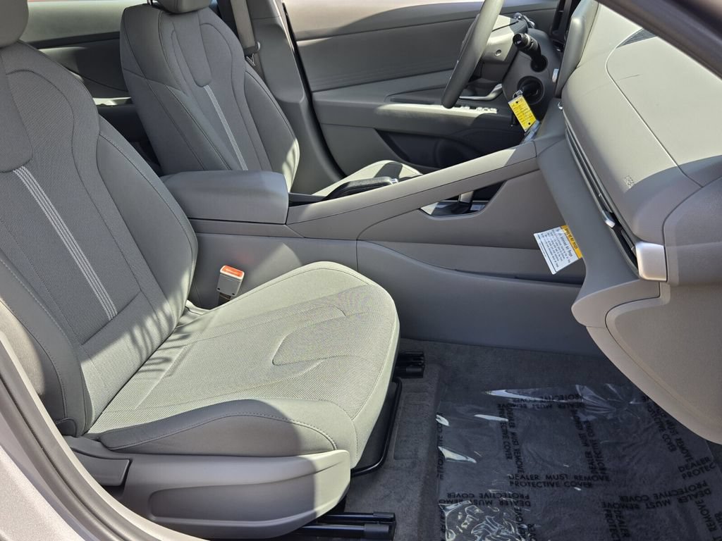 Certified 2026 Hyundai Elantra SE w/ Cargo Package FWD image 15