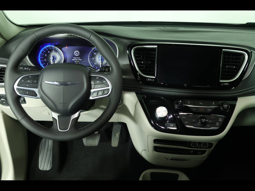 Used 2022 Chrysler Pacifica Touring-L image 26