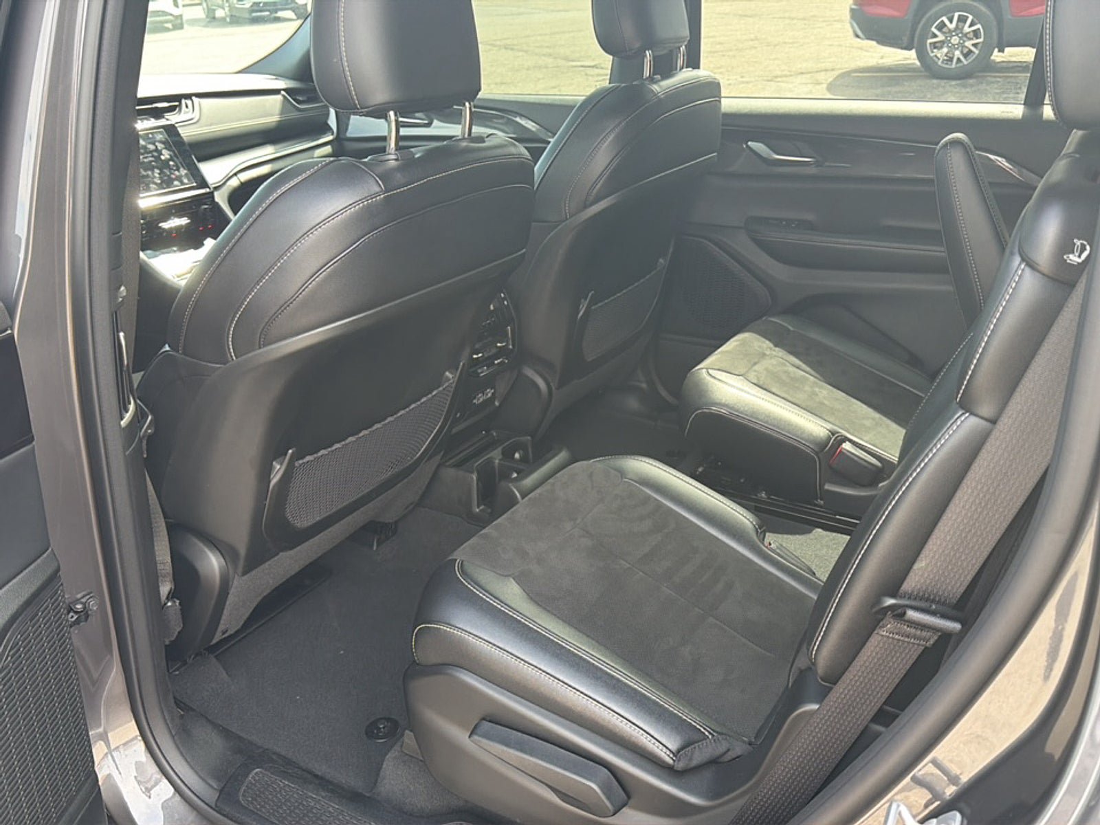 Used 2023 Jeep Grand Cherokee L Laredo AWD/4WD image 15