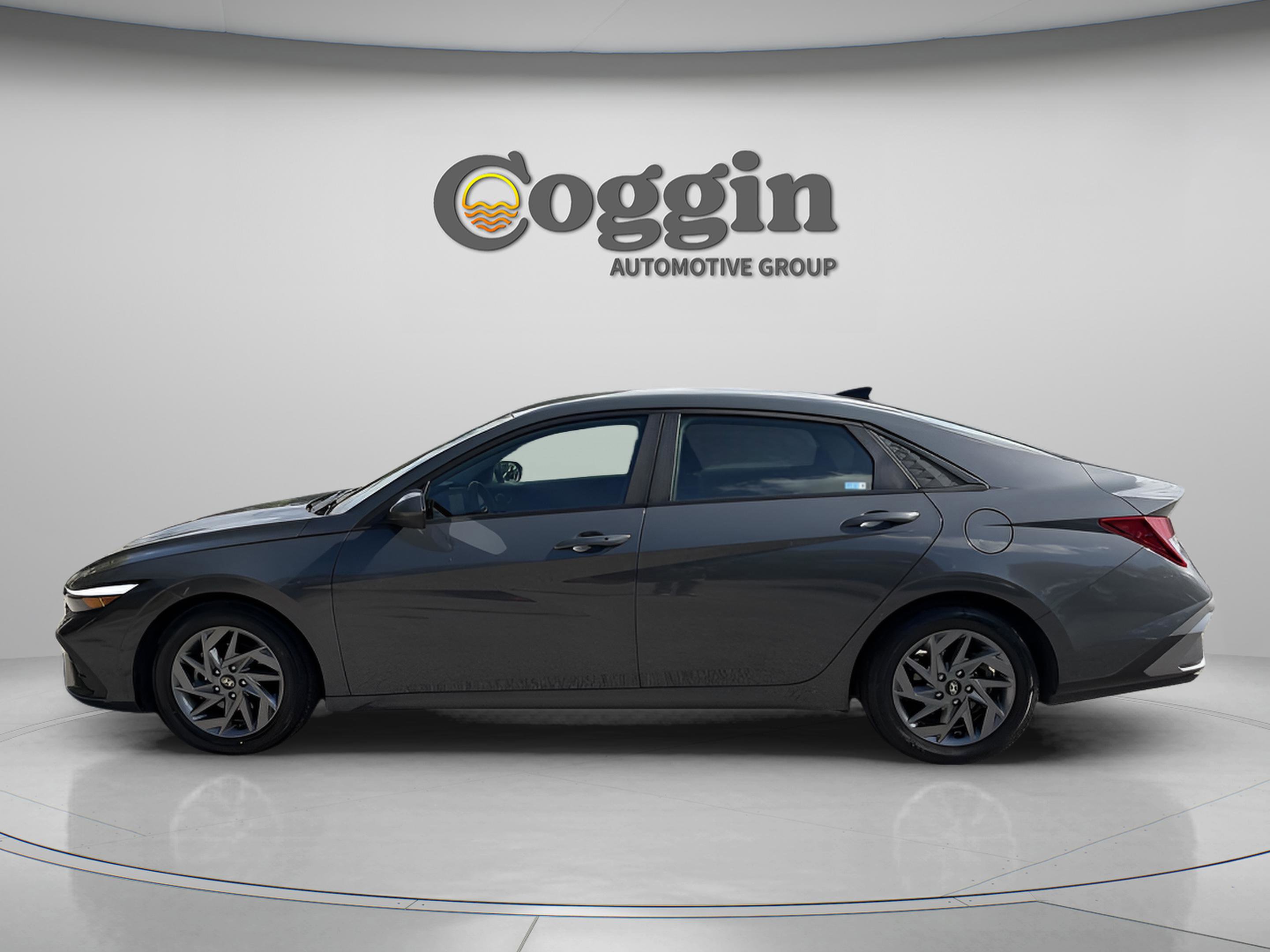 Used 2024 Hyundai Elantra SEL image 3