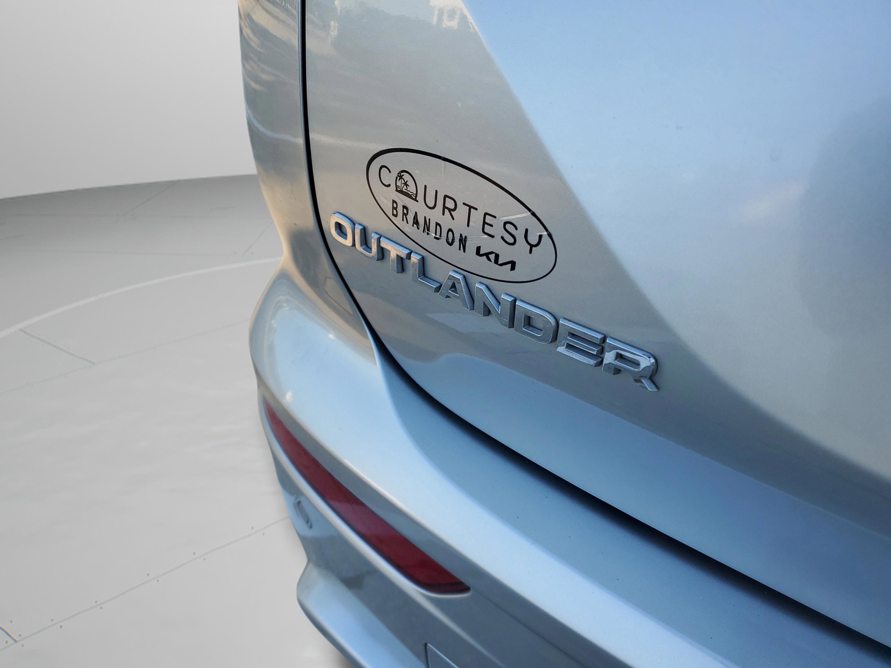 Used 2022 Mitsubishi Outlander SE image 9