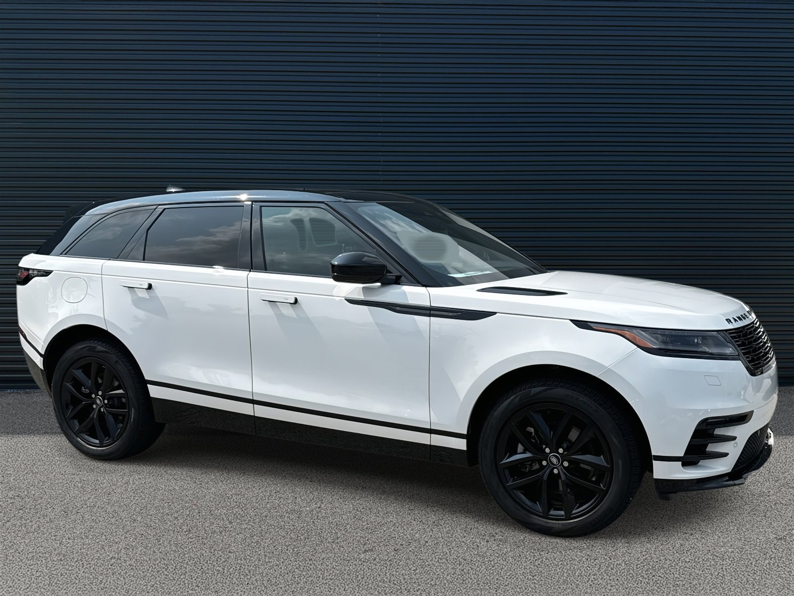 Certified 2025 Land Rover Range Rover Velar Dynamic SE image 3