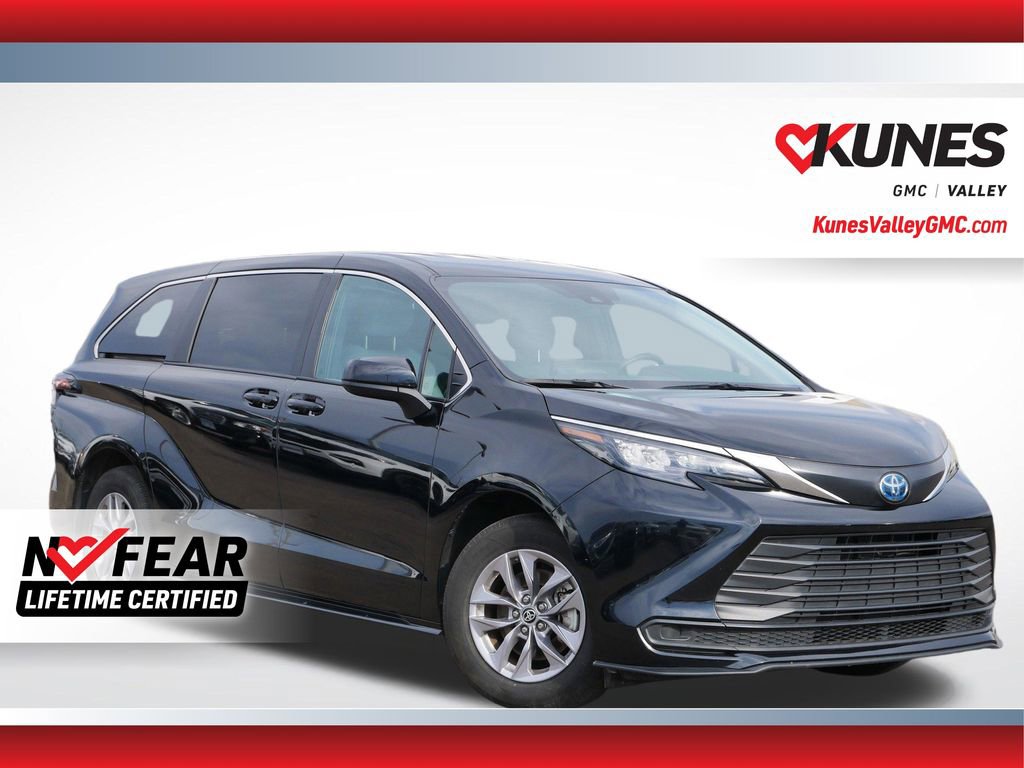 Used 2025 Toyota Sienna LE FWD image 1
