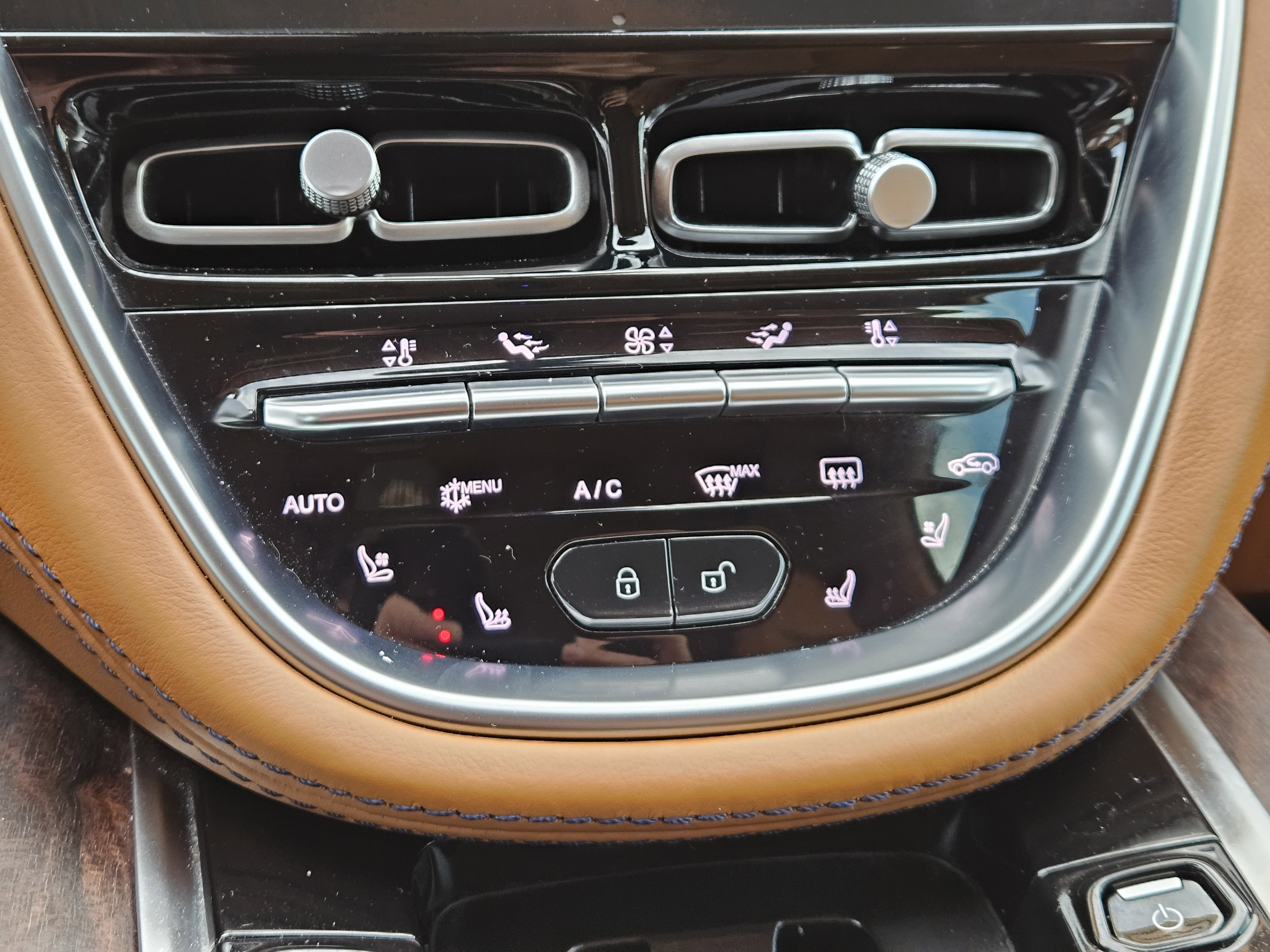 Used 2021 Aston Martin DBX image 20