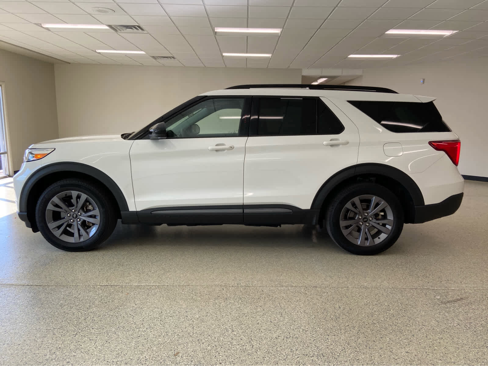 Used 2022 Ford Explorer XLT w/ Equipment Group 202A image 13