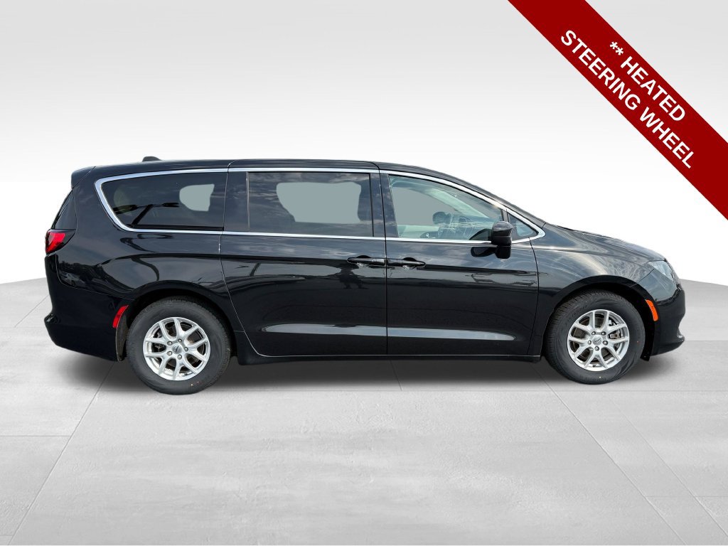 Used 2022 Chrysler Voyager LX FWD image 8