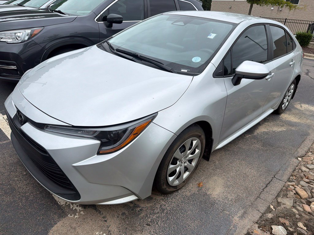 Used 2025 Toyota Corolla LE FWD image 2