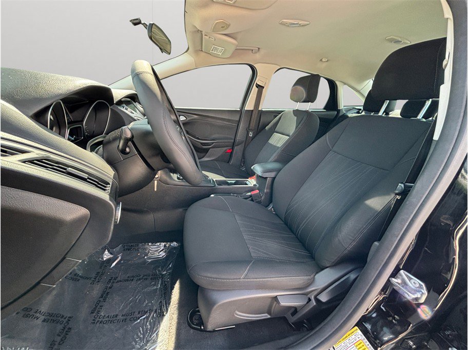 Used 2016 Ford Focus SE FWD image 2