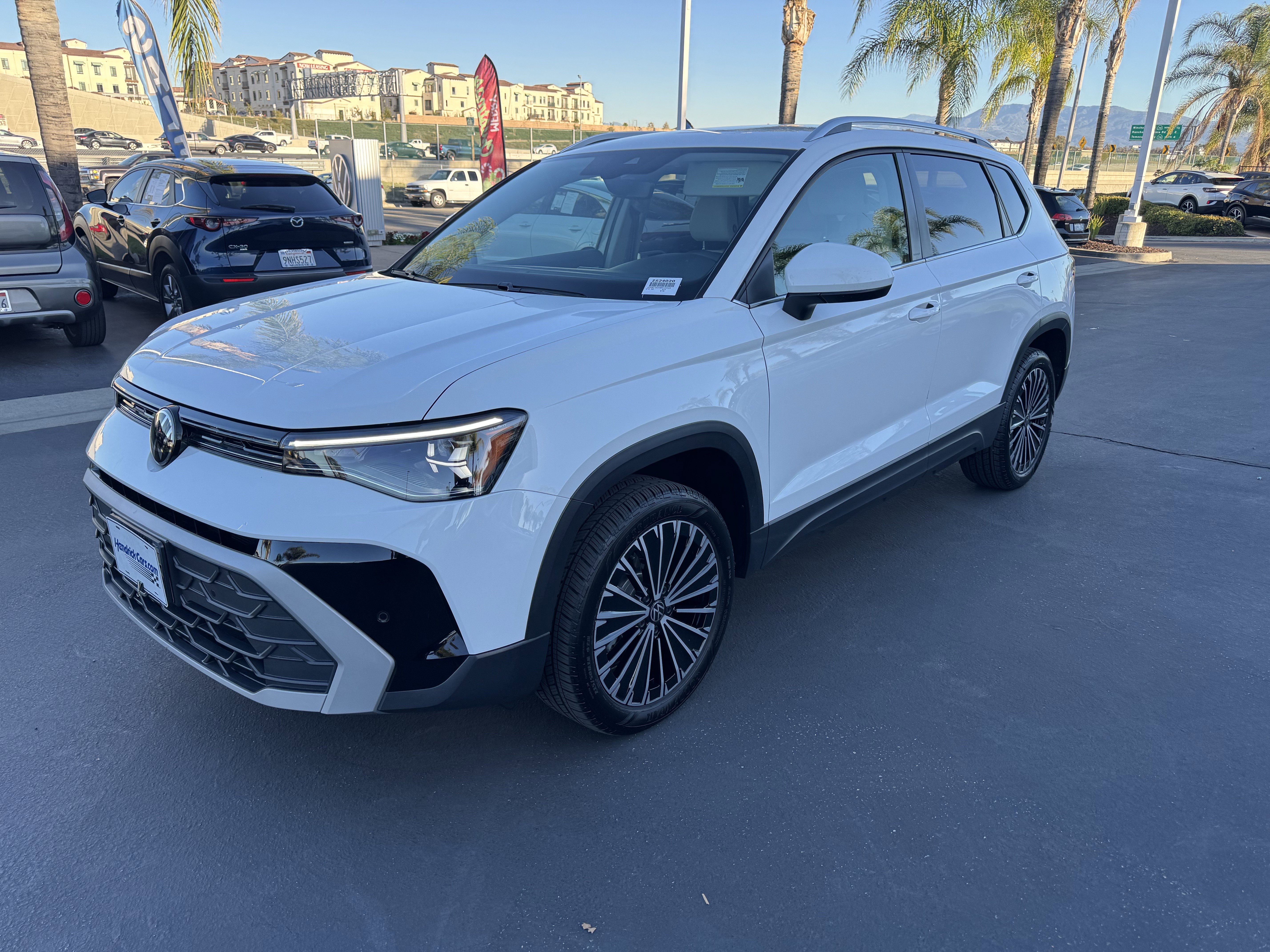 Used 2025 Volkswagen Taos SE image 5