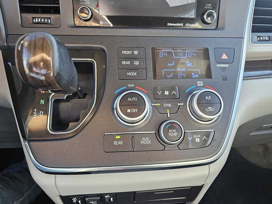Used 2018 Toyota Sienna XLE FWD image 18