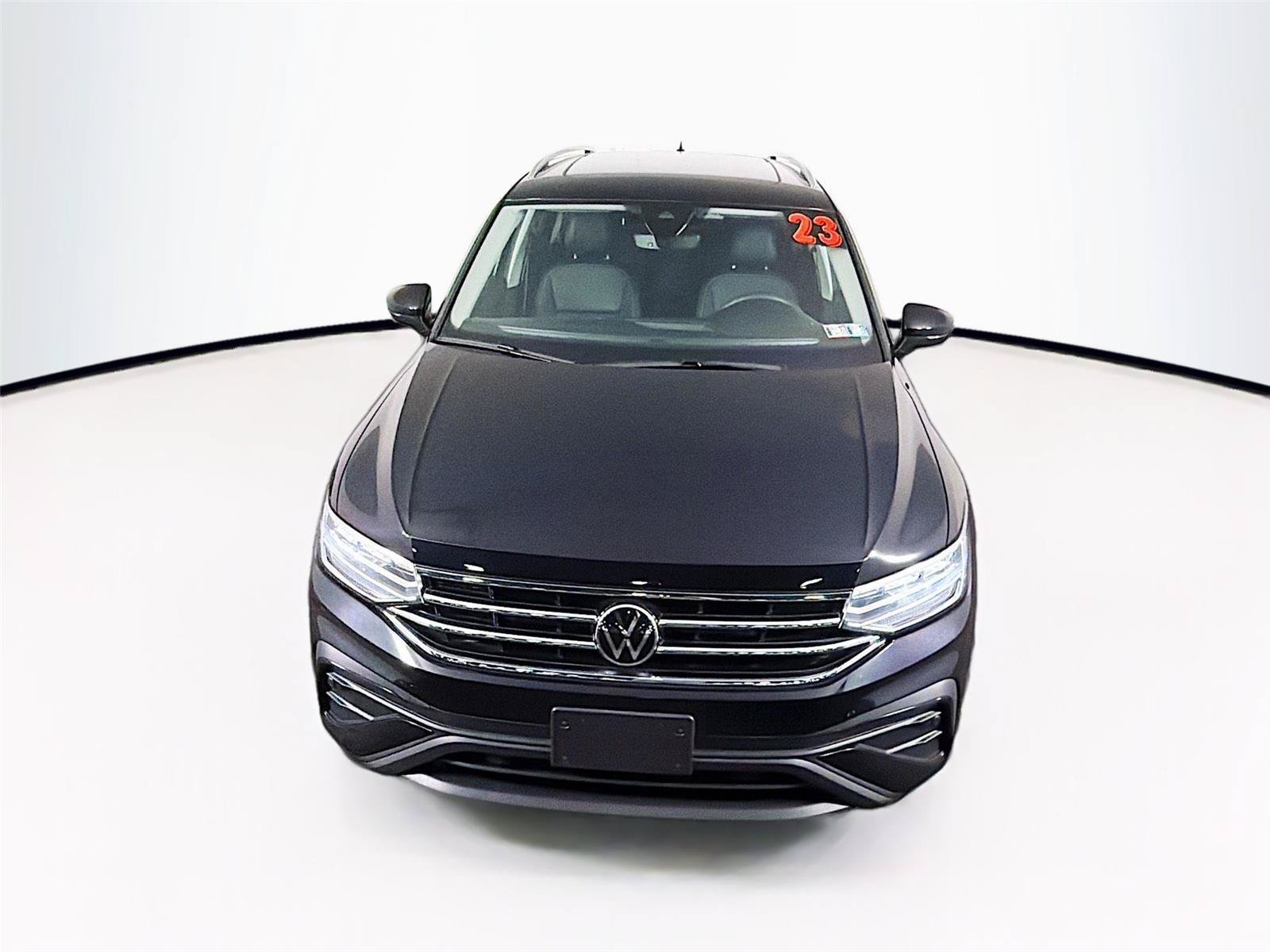 Used 2023 Volkswagen Tiguan SE w/ Panoramic Sunroof Package AWD/4WD image 13