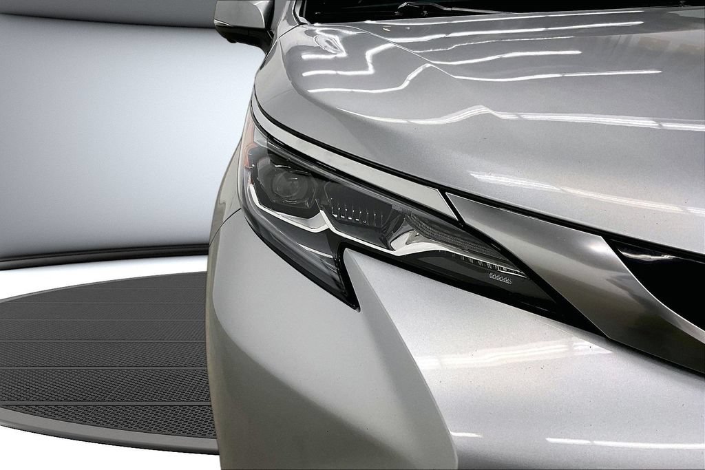 Used 2025 Toyota Sienna Platinum AWD/4WD image 31