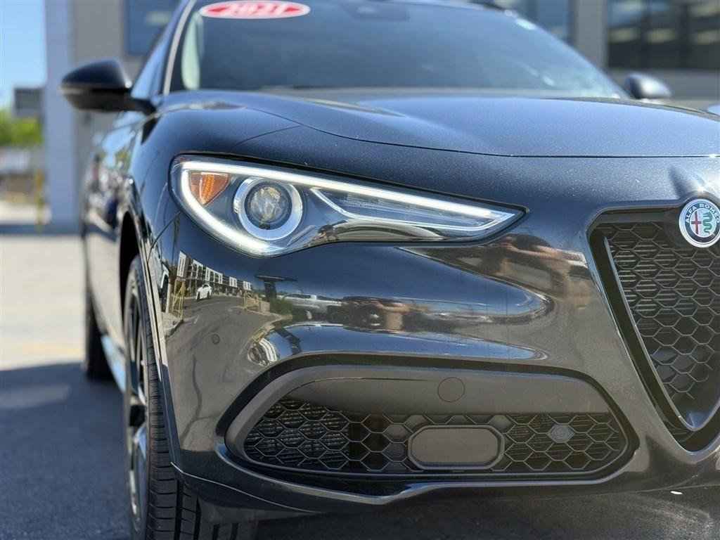 Used 2021 Alfa Romeo Stelvio Ti w/ Nero Edizione AWD/4WD image 9