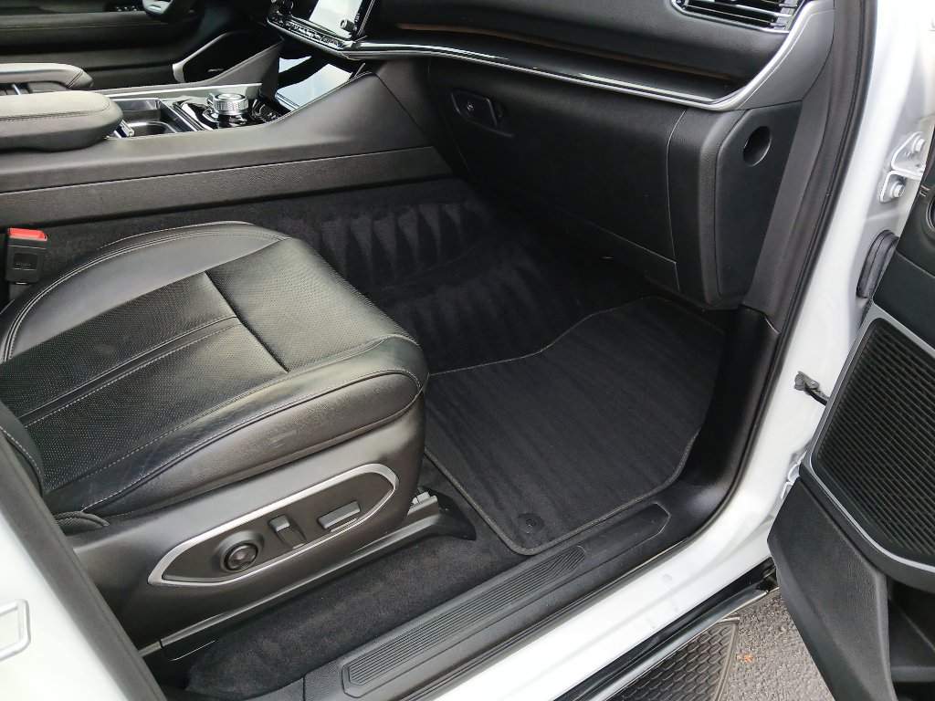 Used 2024 Jeep Wagoneer L Base image 36