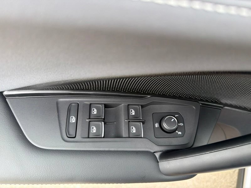 Used 2025 Volkswagen Tiguan SE AWD/4WD image 23