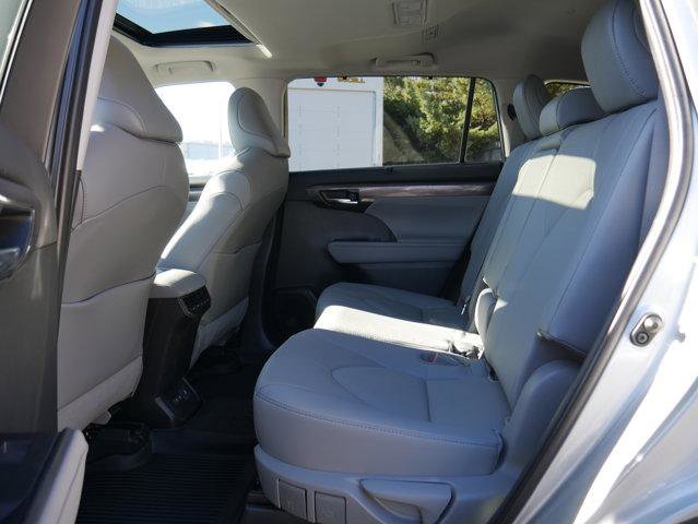 Used 2021 Toyota Highlander Limited image 15