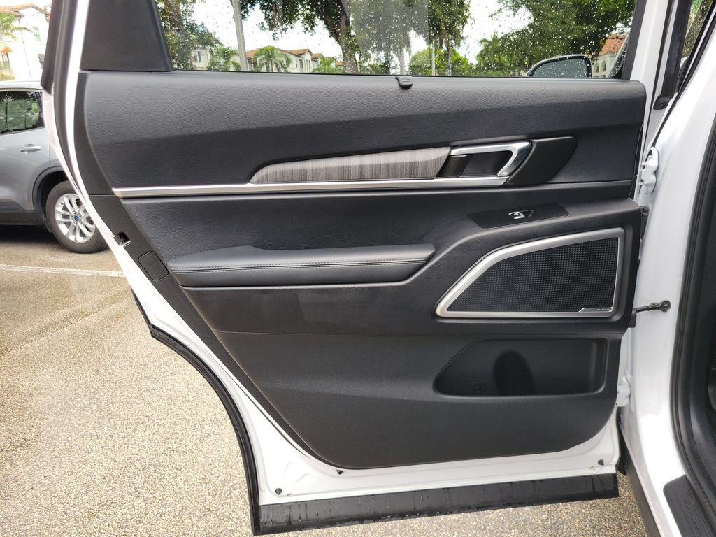 Certified 2024 Kia Telluride EX w/ EX Captain's Chair Package FWD image 17