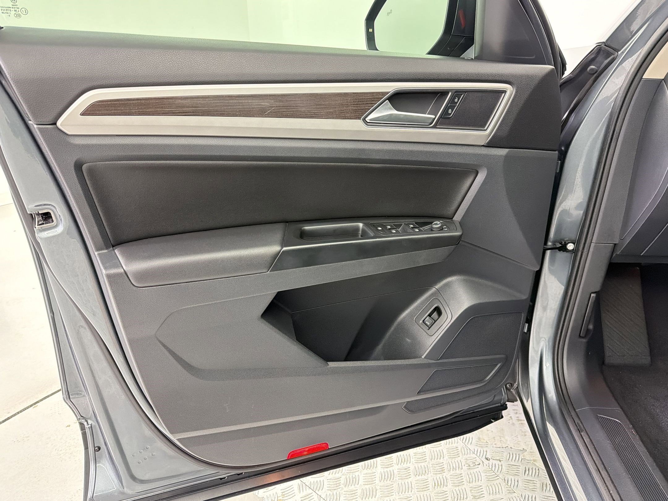 Used 2019 Volkswagen Atlas SE FWD image 24