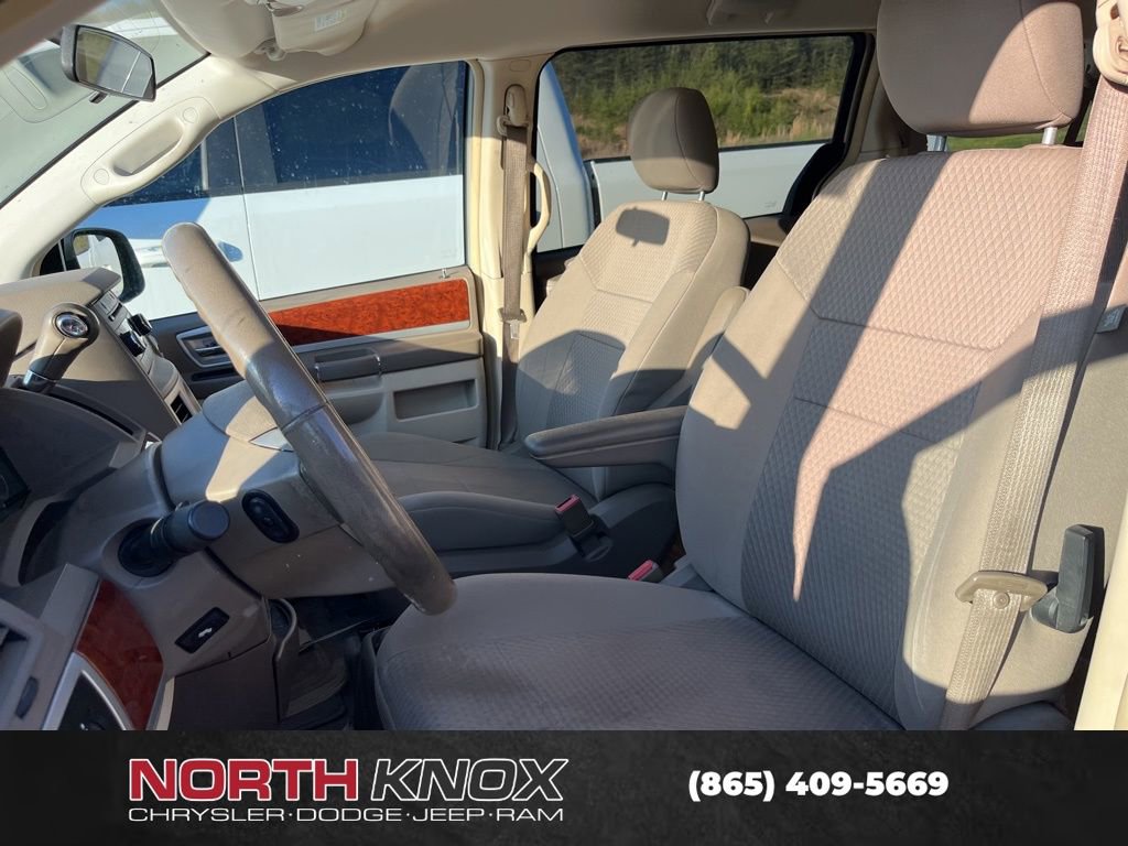 Used 2009 Chrysler Town & Country Touring image 7