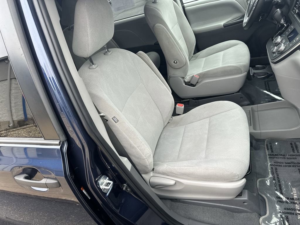 Used 2020 Toyota Sienna L image 24