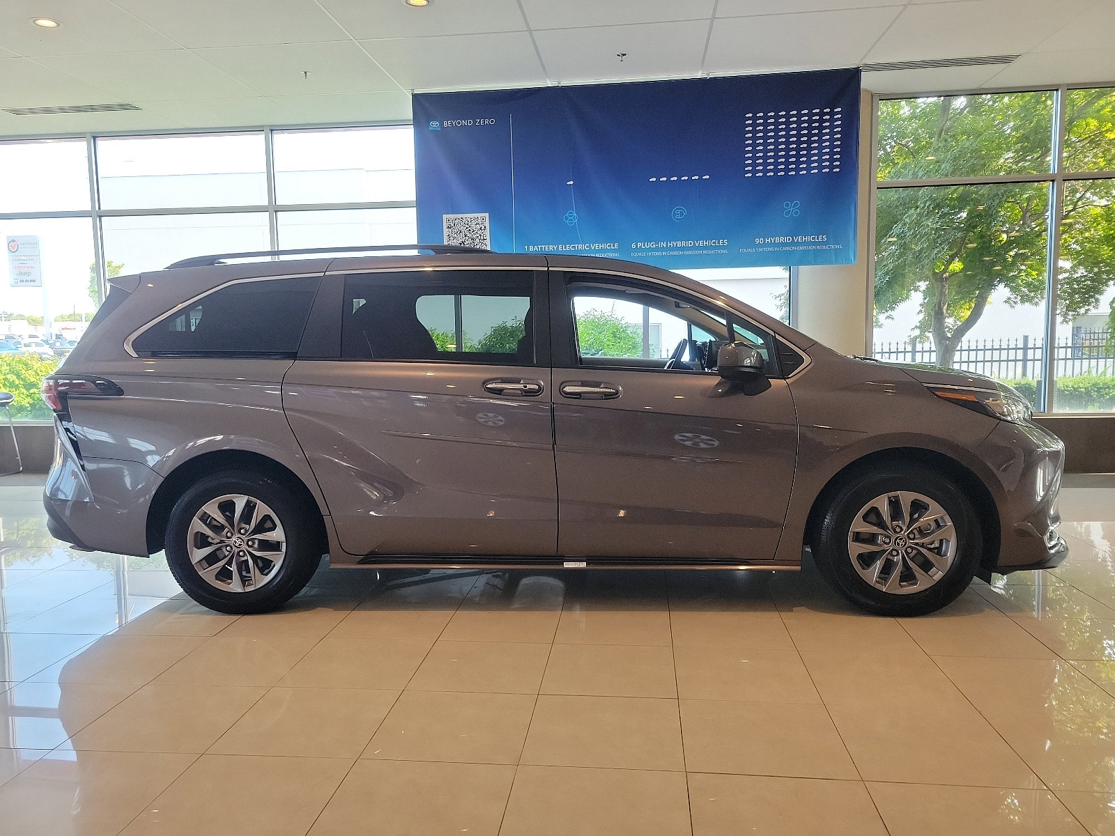 Certified 2023 Toyota Sienna XLE image 7