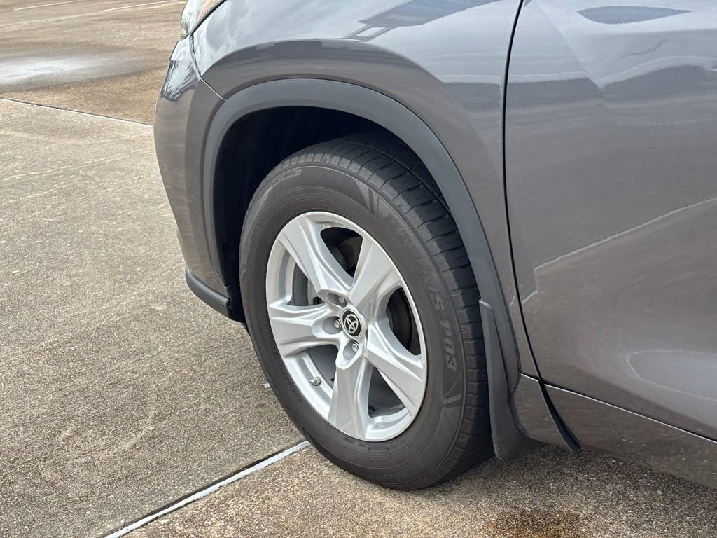 Used 2024 Toyota Highlander LE AWD/4WD image 19