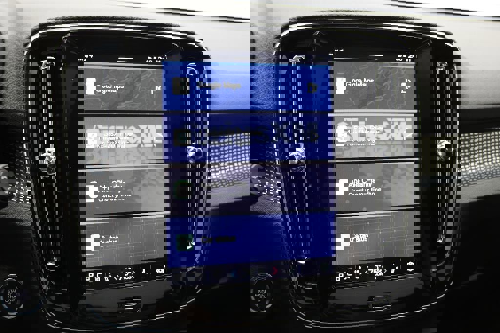 Used 2025 Volvo XC40 B5 Plus image 9