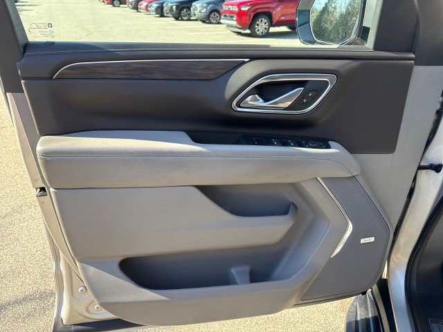 Used 2023 Chevrolet Suburban LT w/ Luxury Package image 17